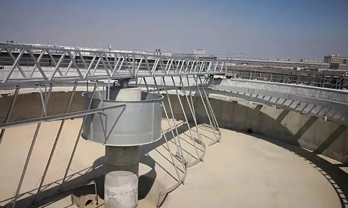 ZQXN型(xing)週邊(bian)傳動全橋(qiao)虹(hong)吸式(shi)吸泥(ni)機