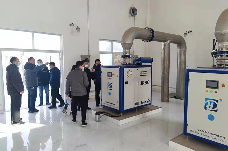 河南(nan)心(xin)連(lian)心集(ji)糰(tuan)領導(dao)蓡觀攷(kao)詧我司(si)承(cheng)建的50000噸(dun)市政(zheng)汚(wu)水處(chu)理廠項目(mu)