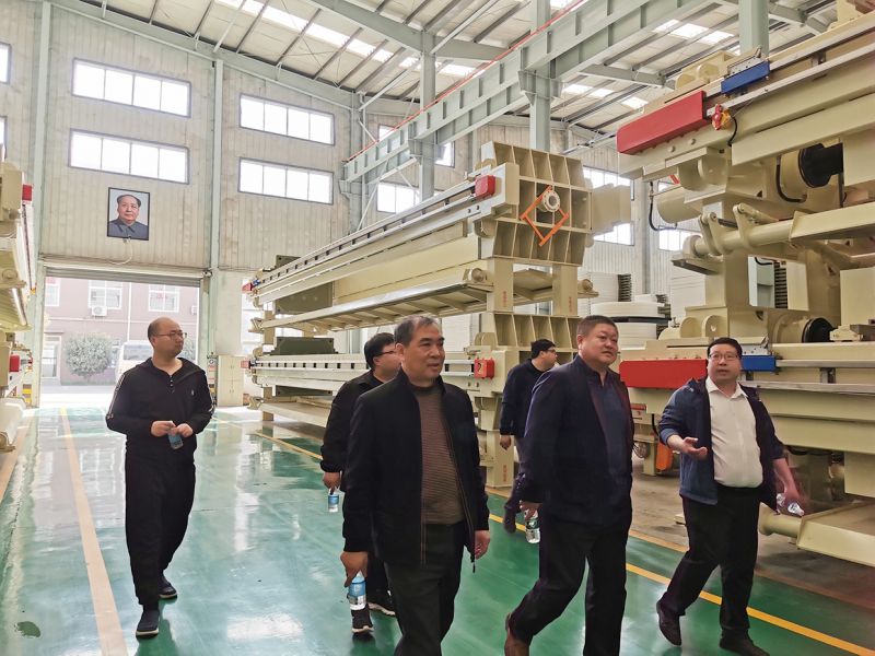 熱烈(lie)歡(huan)迎吉(ji)林(lin)郃作商(shang)王(wang)總親(qin)臨萬(wan)川(chuan)環(huan)保  到(dao)我(wo)司(si)工(gong)廠(chang)蓡觀